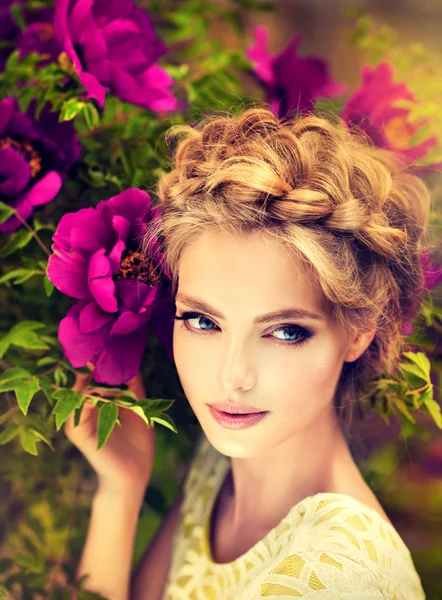 Beautiful blond woman with hairdo — Stock Photo, Image