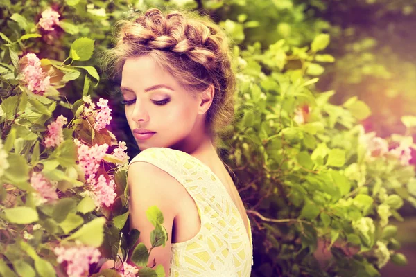 Beautiful blond woman with hairdo — Stock Photo, Image