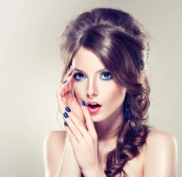 패션 메이크업으로 아름 다운 여자 — 스톡 사진