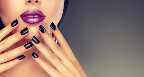 Woman model with black manicure — Stock Photo, Image