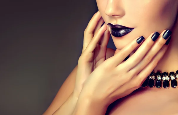 Model z czarne usta i manicure — Zdjęcie stockowe