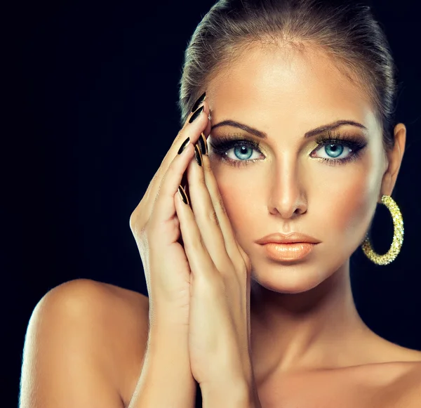 Modelo menina com maquiagem dourada — Fotografia de Stock