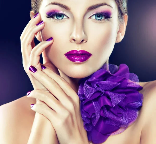 Modelo com maquiagem violeta e manicure  . — Fotografia de Stock