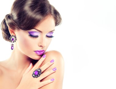 Moda model mor makyaj ile