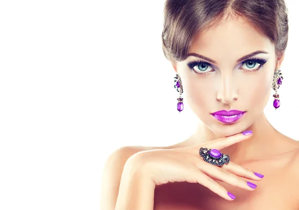 Fashionabla modell med violett makeup — Stockfoto