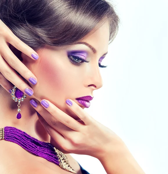 Modèle à la mode avec maquillage violet — Photo