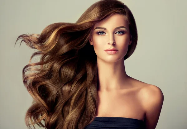 Brunette  girl with long  and    wavy hair . — Stock Photo, Image