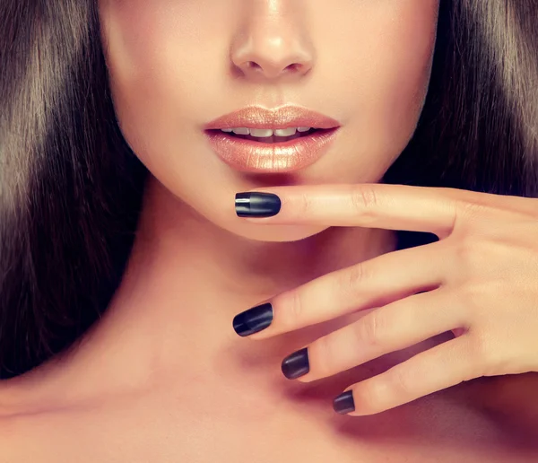 Bella donna con manicure nera — Foto Stock