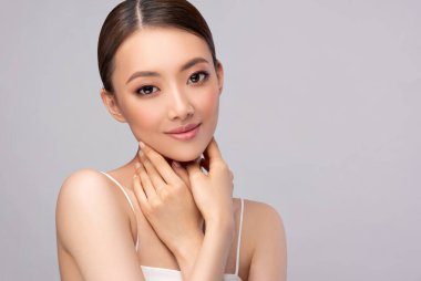 Yüzü temiz ve genç Asyalı güzel bir kadın. 