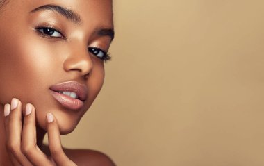 Afro saçlı Afrikalı Amerikalı bir kızın güzel portresi. Güzel siyah kadın. Kozmetik, makyaj ve moda