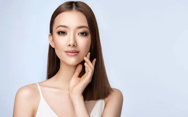 顔にきれいな新鮮な肌を持つ美しい若いアジアの女性 — ストック写真