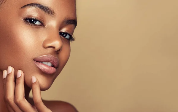 Szépség Portré Afro Hajú Afro Amerikai Lányról Gyönyörű Fekete Kozmetikumok — Stock Fotó