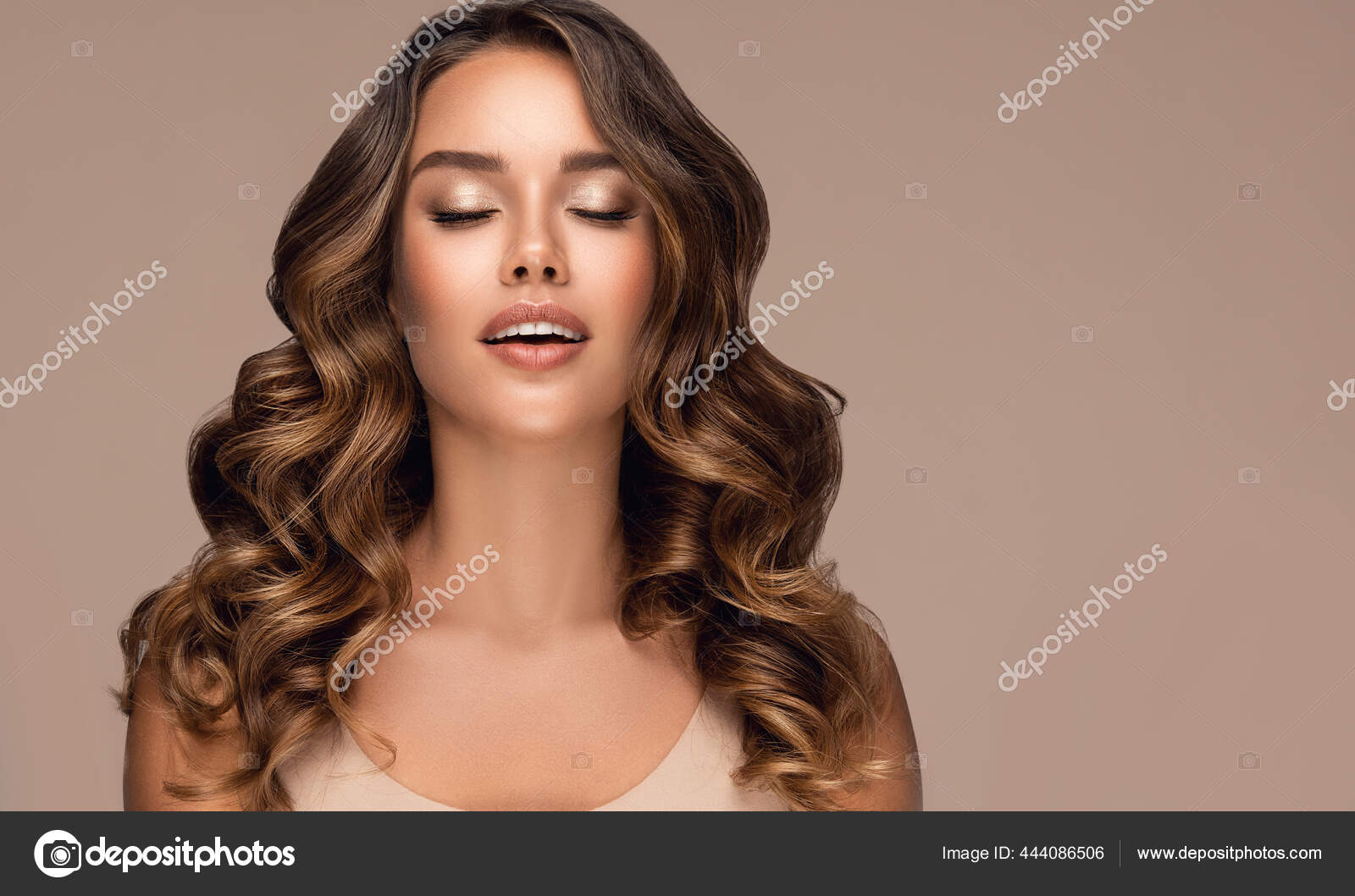 Penteado, beleza e cabelo Cuidado, lindo mulher com grandes