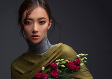 Yeşil şallı güzel Asyalı kadın. Uçan saçlı gizemli Çinli kızın güzelliği. Moda, giysi ve kozmetik