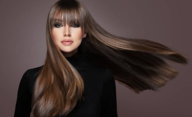 Parlak ve düz uzun saçlı güzel bir model kadın. Keratin düzleştiriyor. Tedavi, bakım ve spa prosedürleri. Güzel kız düz saç stili