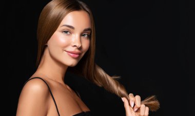 Parlak ve düz uzun saçlı güzel bir model kadın. Keratin düzleştiriyor. Tedavi, bakım ve spa prosedürleri. Güzel kız düz saç stili