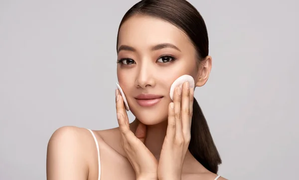 綿のパッドを持つ美しいアジアの女性 きれいなと白い肌の中国の女の子 — ストック写真