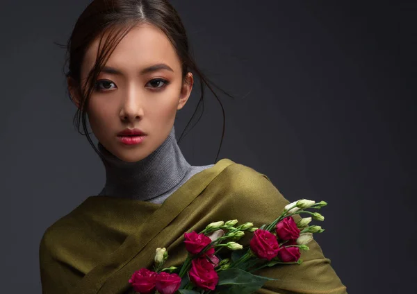 緑のショールで美しいアジアの女性 流れるような髪を持つ神秘的な中国の女の子の美しさ ファッション 化粧品 — ストック写真