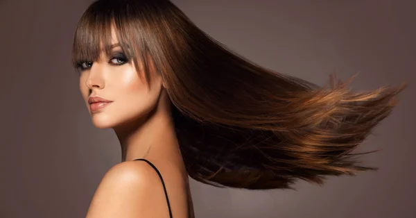 Parlak Düz Uzun Saçlı Güzel Bir Model Kadın Keratin Düzleştiriyor — Stok fotoğraf