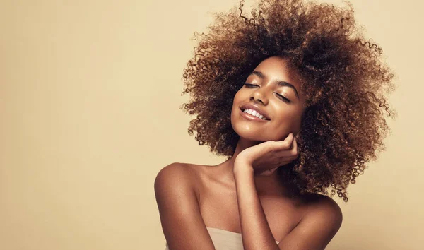 ベージュ地にきれいな健康な肌を持つアフリカ系アメリカ人の少女の美しさの肖像画 笑顔夢のような美しい黒の女性 アフロスタイルでかわいい髪 — ストック写真