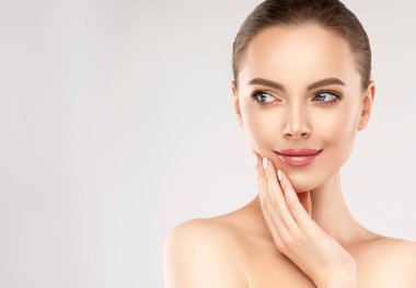 Temiz ciltli güzel bir genç kadın. Kız yüz tedavisi. Kozmetik, güzellik ve kaplıca. Kadın model, bakım konsepti