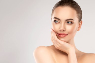 Temiz ciltli güzel bir genç kadın. Kız yüz tedavisi. Kozmetik, güzellik ve kaplıca. Kadın model, bakım konsepti