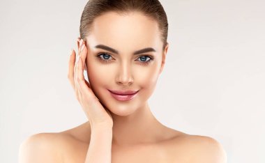 Temiz ciltli güzel bir genç kadın. Kız yüz tedavisi. Kozmetik, güzellik ve kaplıca. Kadın model, bakım konsepti