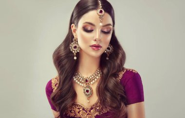 Güzel Hintli bir kızın portresi. Kundan mücevher seti olan genç Hintli kadın model. Geleneksel Hint kostümü lehenga choli veya sari