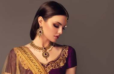 Güzel Hintli bir kızın portresi. Kundan mücevher seti olan genç Hintli kadın model. Geleneksel Hint kostümü lehenga choli veya sari