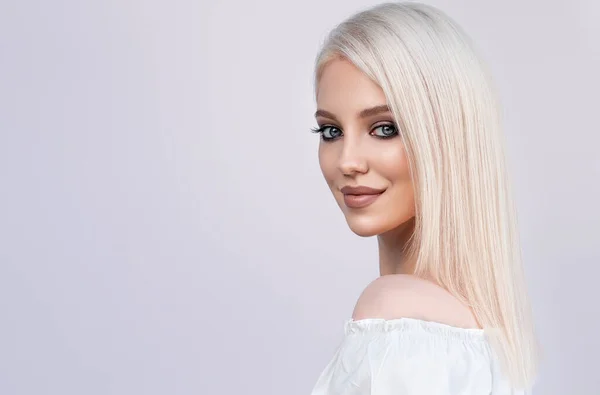 Mooi Meisje Met Haarkleuring Ultra Blond Stijlvolle Kapsel Gedaan Een — Stockfoto