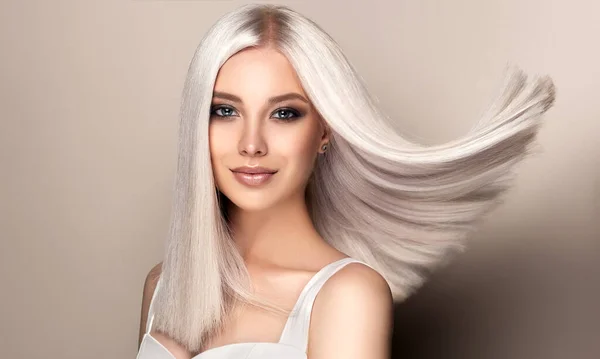 Vacker Flicka Med Hår Färg Ultra Blond Snygg Frisyr Gjord — Stockfoto