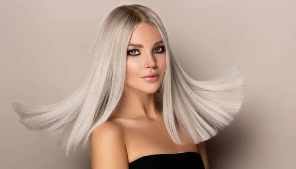 Menina Bonita Com Coloração Cabelo Ultra Loiro Penteado Elegante Feito — Fotografia de Stock