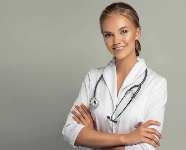 Profesional Médico Abrigo Laboratorio Estudio Hermosa Doctora Con Estetoscopio Con —  Fotos de Stock