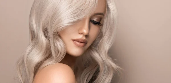 Schöne Mädchen Mit Haarfärbung Ultra Blond Stilvolle Frisur Locken Einem — Stockfoto