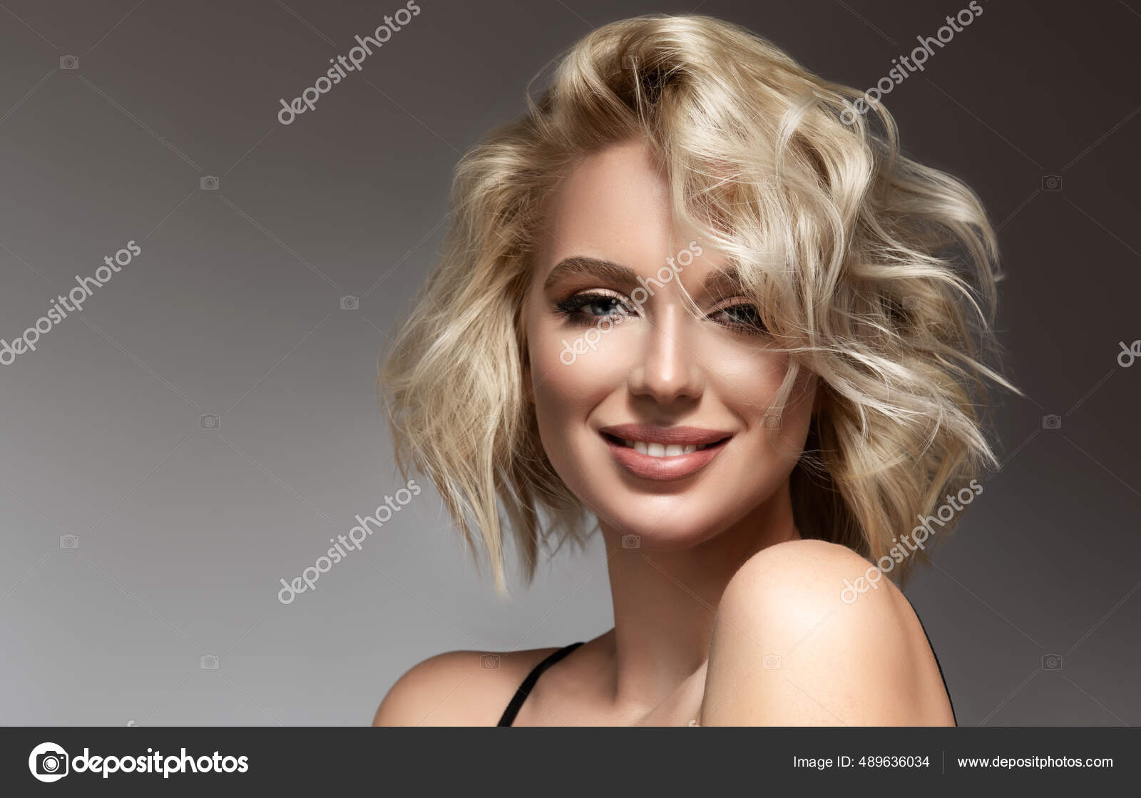 Cabelo loiro comprido lindo penteado mulher moda maquiagem