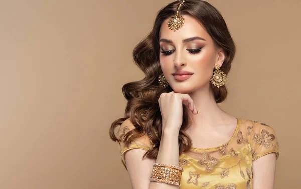 Güzel Hintli Bir Kızın Portresi Altın Kundan Mücevher Seti Küpeler — Stok fotoğraf