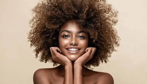 Бежевому Тлі Красивий Портрет Африканської Американки Чистою Здоровою Шкірою Усміхнена — стокове фото