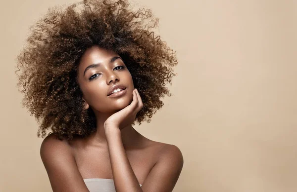 Ritratto Bellezza Donna Afro Americana Con Pelle Sana Pulita Sfondo — Foto Stock