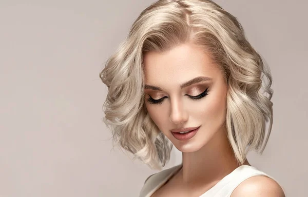 Krásná Modelka Dívka Krátkými Vlasy Beauty Žena Blond Kudrnaté Vlasy — Stock fotografie