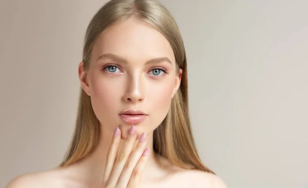 Schöne Junge Frau Mit Sauberer Frischer Haut Gesichtsbehandlung Kosmetik Und — Stockfoto