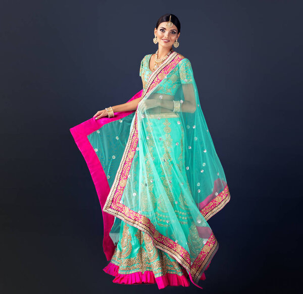 Портрет красивой индийской девушки. Молодая индийская модель с ювелирным набором кундан. Традиционные индийские костюмы lehenga choli или сари