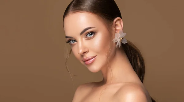 Skönhetskvinna Med Svans Huvudet Vacker Tjej Modell Med Lockig Frisyr — Stockfoto