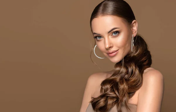 Schoonheidsvrouw Met Gekrulde Staart Haar Hoofd Mooi Meisje Model Met — Stockfoto