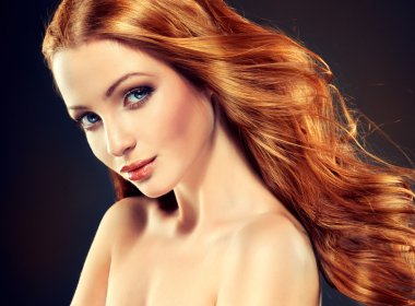uzun kıvırcık saçlı güzel model