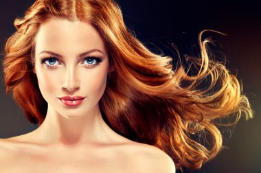 uzun kıvırcık saçlı güzel model
