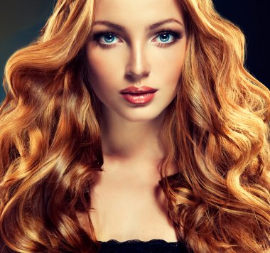 uzun kıvırcık saçlı güzel model