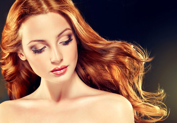 Красивая модель с длинными вьющимися волосами
