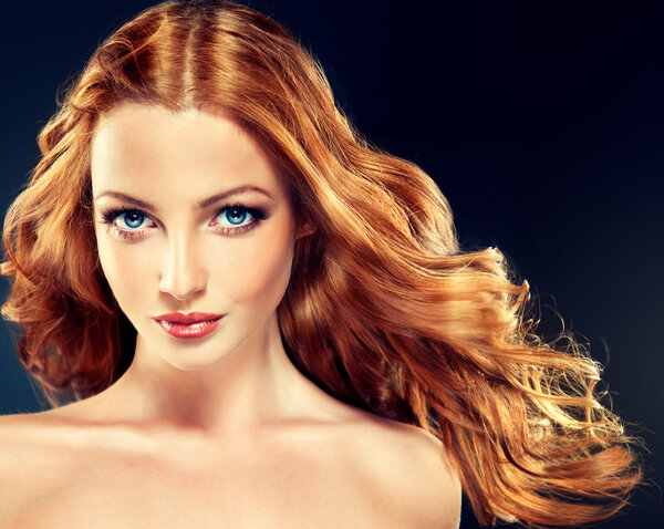 Красивая модель с длинными вьющимися волосами
