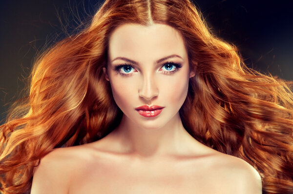 Красивая модель с длинными вьющимися волосами
