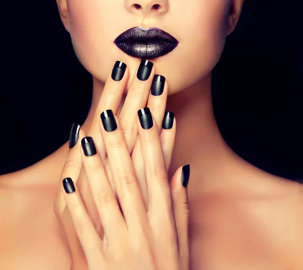 Krásná dívka s černým manikúra nails — Stock fotografie